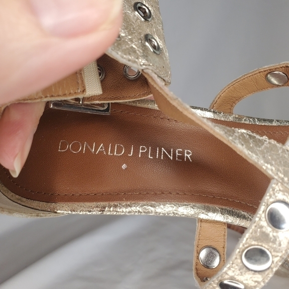 Donald J Pliner NWOT Mali-V2 peep toe Metallic Brush Off Grommet Heels sz 7M - Picture 6 of 10